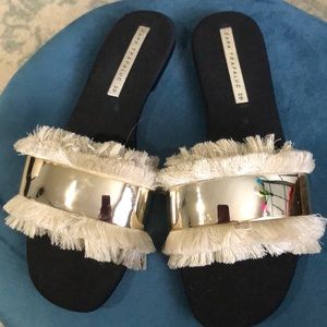 Stylish fringe flats